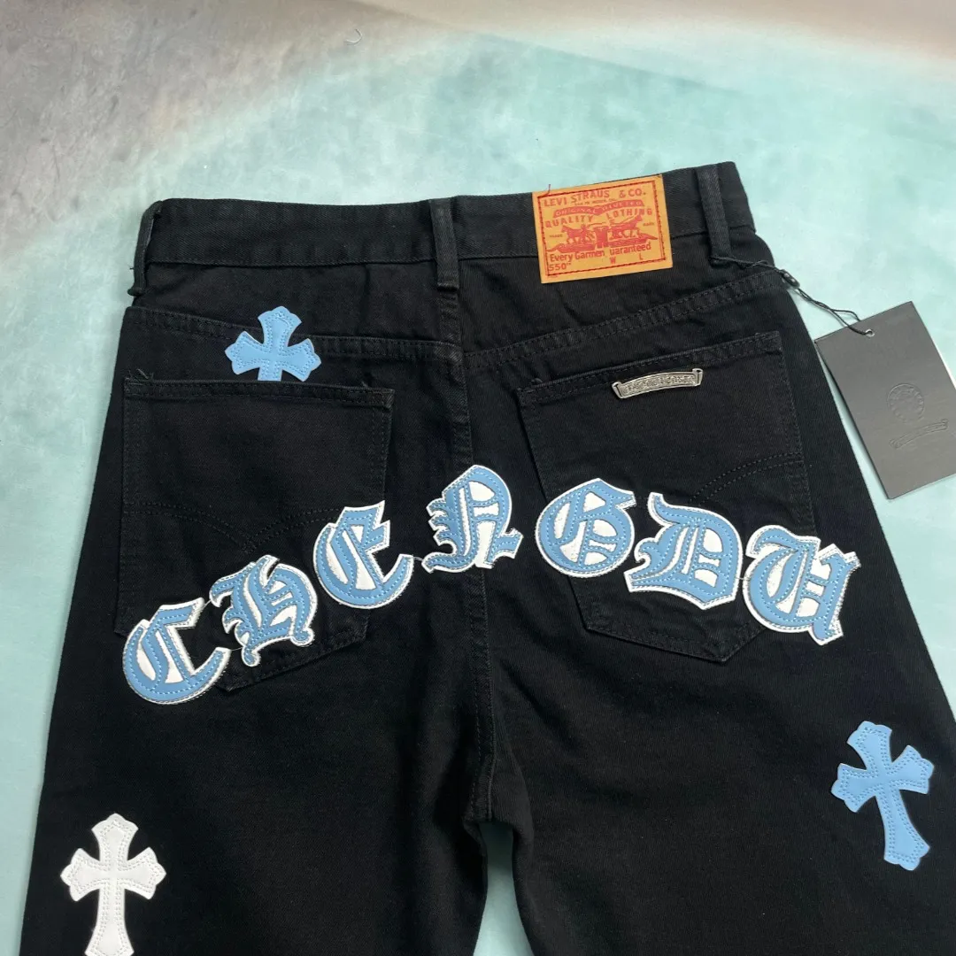 🅿️290 🔘Style No.-KL139 🔘Cro Heart𝐂𝐡𝐫𝐨𝐦𝐞 𝐇𝐞𝐚𝐫𝐭 CH City Limited Series Sanskrit Cross Patch Leather Jeans [Black and Blue]* Black and Blue Color - Los Angeles Exclusive The finished product needs to be washed and then disassembled and hand-stitched with sheepskin cross skins and then spliced together to complete the process. The whole process is too complicated to describe. The texture can be seen in the hand, and it looks good. The upper body effect is particularly stiff and stylish, super stylish. Same style for men and women - Size: S M L XL (28.30.32.34) Color: black with black, black with blue, black with pink